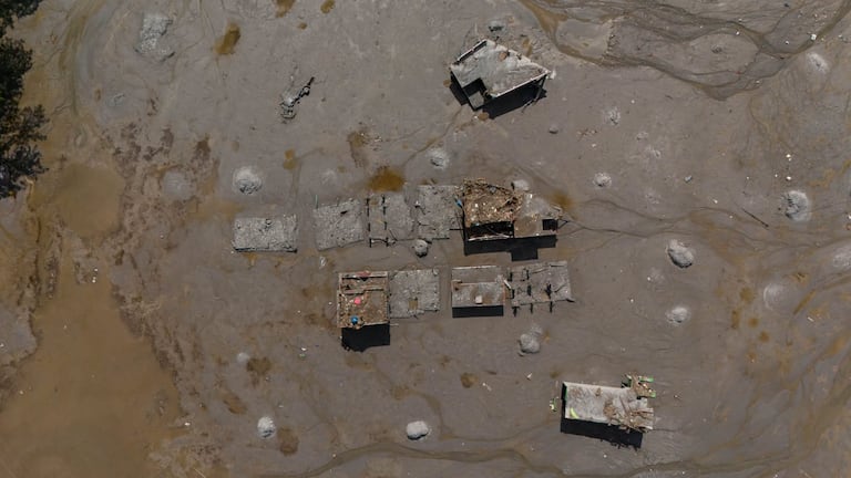 Una crecida súbita del río Bhote Koshi arrasó comunidades en Nepal, destruyendo viviendas, puentes y carreteras. La tragedia deja decenas de muertos y cientos de desaparecidos, mientras continúan las labores de búsqueda y rescate en medio de las difíciles condiciones del terreno