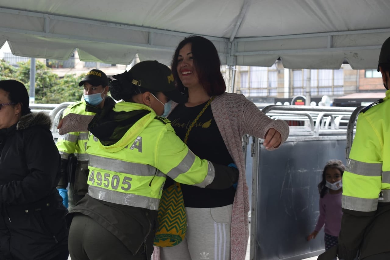 Votación, voto, elecciones, gente votando, urnas, puesto de votación, mesa en Bogotá, Corferias Policia