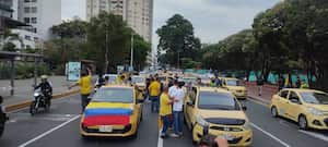 El tránsito por la vía aledaña al CAM (Avenida 2da Norte) está fluyendo solo a un carril debido a la manifestación de los taxistas.