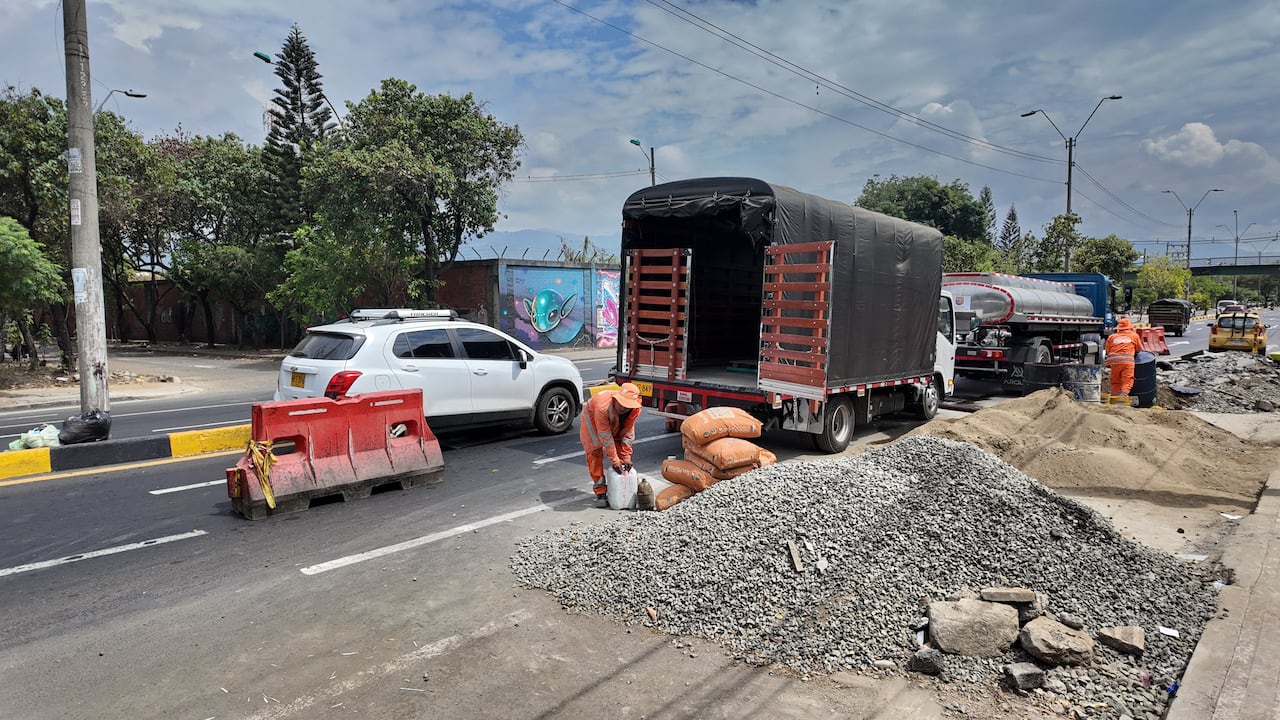 Estos fueron los trabajadores que El País se encontró en medio de su recorrido. Estaban construyendo andenes en la sección dos de la obra.