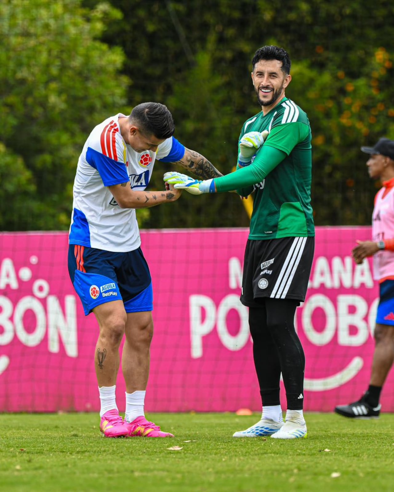 James Rodríguez (izq.) habla con Camilo Vargas durante un entrenamiento de la Selección Colombia.