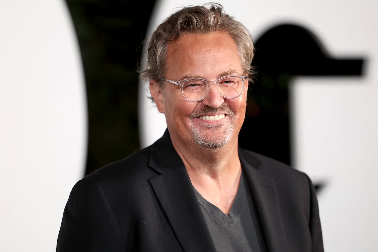 La partida de Matthew Perry, quien dejó una huella como Chandler Bing en 'Friends', conmueve a los seguidores de la serie.