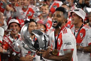 El colombiano Miguel Ángel Borja con el trofeo de campeón de la Supercopa de Argentina.