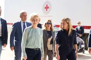 La presidenta de la Comisión Europea, Ursula von der Leyen, delante a la izquierda, y la primera ministra de Italia, Giorgia Meloni, al frente a la derecha, visitan la isla de Lampedusa, en Italia, el domingo 17 de septiembre de 2023. (Cecilia Fabiano/LaPresse via AP)