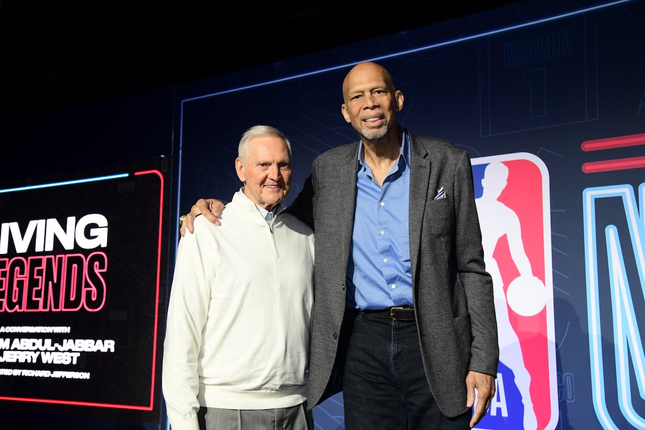 Kareem Abdul-Jabbar y Jerry West posan para la foto durante el evento de verano de la NBA en Las Vegas
NOTE TO USER: User expressly acknowledges and agrees that, by downloading and/or using this Photograph, user is consenting to the terms and conditions of the Getty Images License Agreement. Mandatory Copyright Notice: Copyright 2022 NBAE Tom O'Connor/NBAE via Getty Images/AFP (Photo by Tom O'Connor / NBAE / Getty Images / Getty Images via AFP)