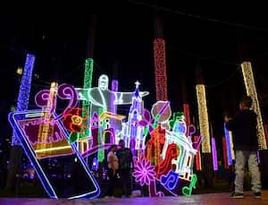 Se realiza pruebas del alumbrado de cali en el sector del bulevar del río.