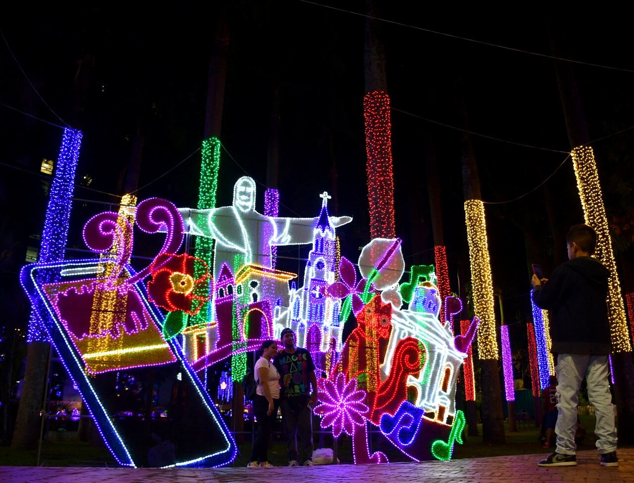 Se realiza pruebas del alumbrado de cali en el sector del bulevar del río.