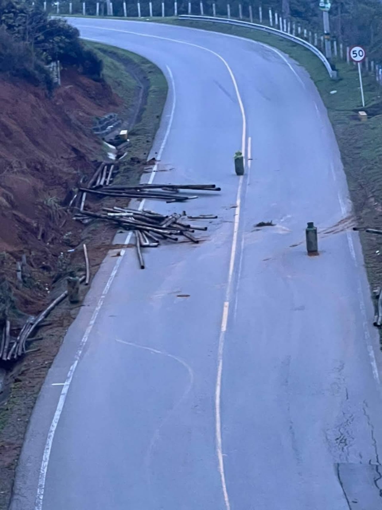 Campesinos alertan que en la vía El Tambo-Popayán hay amenaza: seis cilindros con explosivos fueron encontrados en un tramo de este corredor del Cauca, generando preocupación entre los habitantes y usuarios de la carretera.