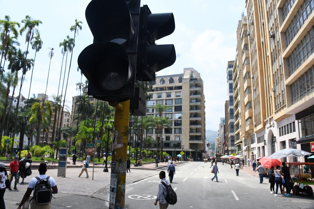 Controversia entre peatones, y comerciantes por la medida de ampliación de los cierres viales establecidos en el centro de la ciudad para la Zona Verde. La medida tiene como fin consolidar un espacio público libre de vehículos, favoreciendo tanto a peatones como a ciclistas. foto José L Guzmán. EL País