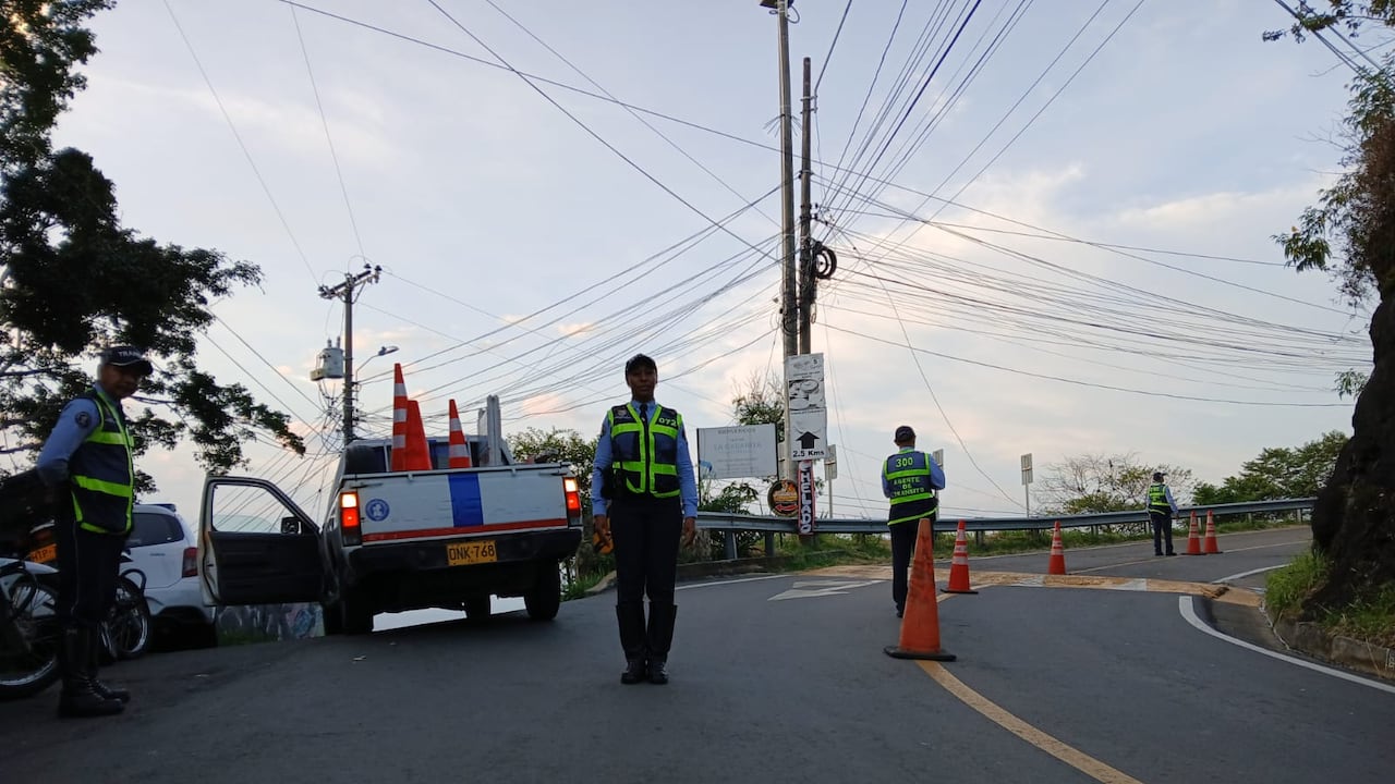 Desde tempranas horas del Viernes Santo, las autoridades de Movilidad de Cali hacen presencia en puntos como el ingreso a Cristo Rey.
