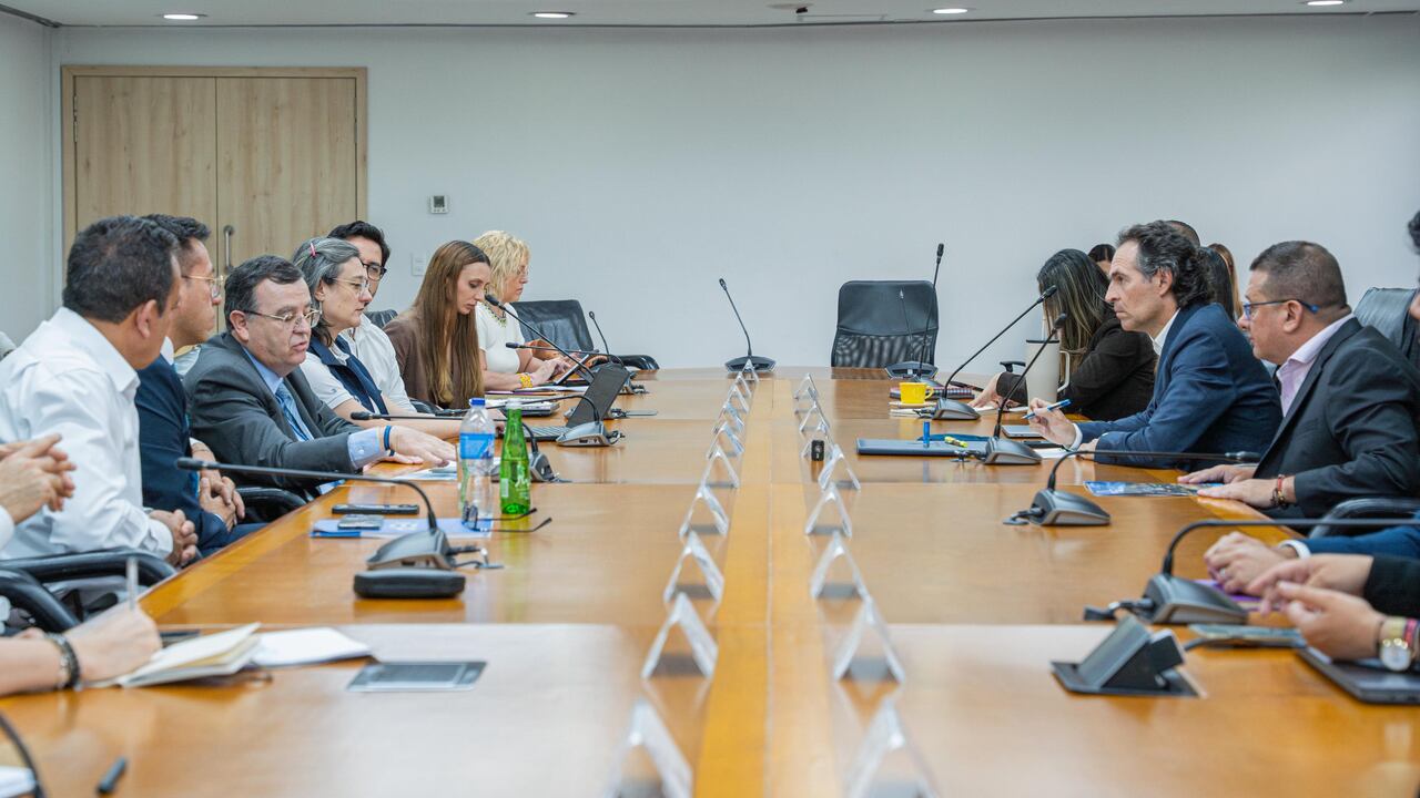 El anuncio se produjo tras una reunión entre el presidente de la JEP, Alejandro Ramelli; el secretario ejecutivo de la jurisdicción, Harvey Suárez; y el alcalde de Medellín, Federico Gutiérrez. En el encuentro, la Administración Municipal confirmó que destinará recursos técnicos y humanos adicionales para acelerar las fases V y VI de la excavación.