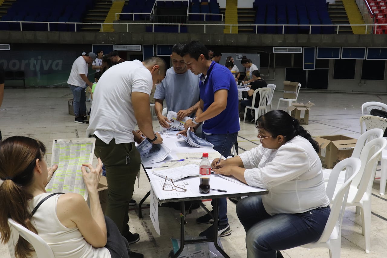 Elecciones 2026 preconteo de votos en el coliseo del pueblo