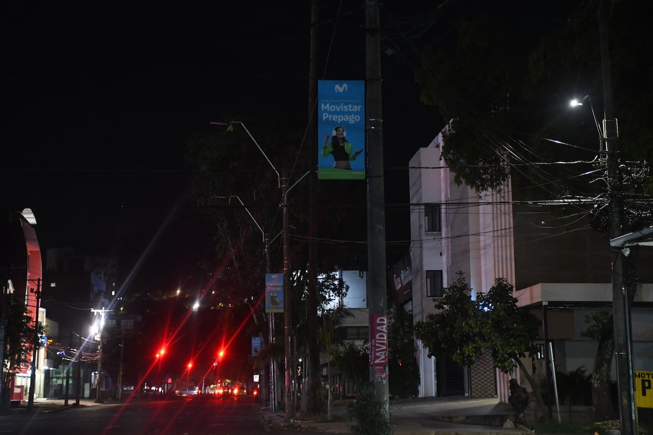 Cali: Informe de domingo Cali a oscuras, las principales vias del norte y centro de la ciudad se encuentra completamente a oscura, el alumbrado público no funciona. foto José L Guzmán El País,