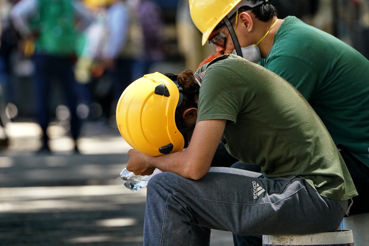 Las labores en el sur de Cali han estado marcadas por momentos de profunda conmoción entre quienes apoyan las operaciones.