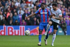 El centrocampista húngaro del Liverpool, Dominik Szoboszlai, disputa un balón con el colombiano del Crystal Palace, Jefferson Lerma. (Foto Glyn KIRK / AFP)
