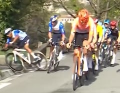 Daniel Felipe Martínez es segundo en la París-Niza 2026 tras defender el podio pese a una caída