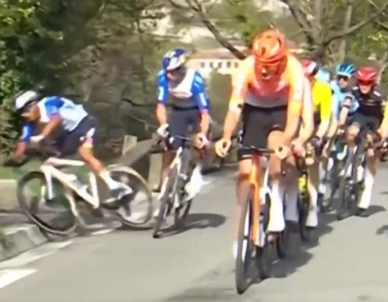 Daniel Felipe Martínez es segundo en la París-Niza 2026 tras defender el podio pese a una caída