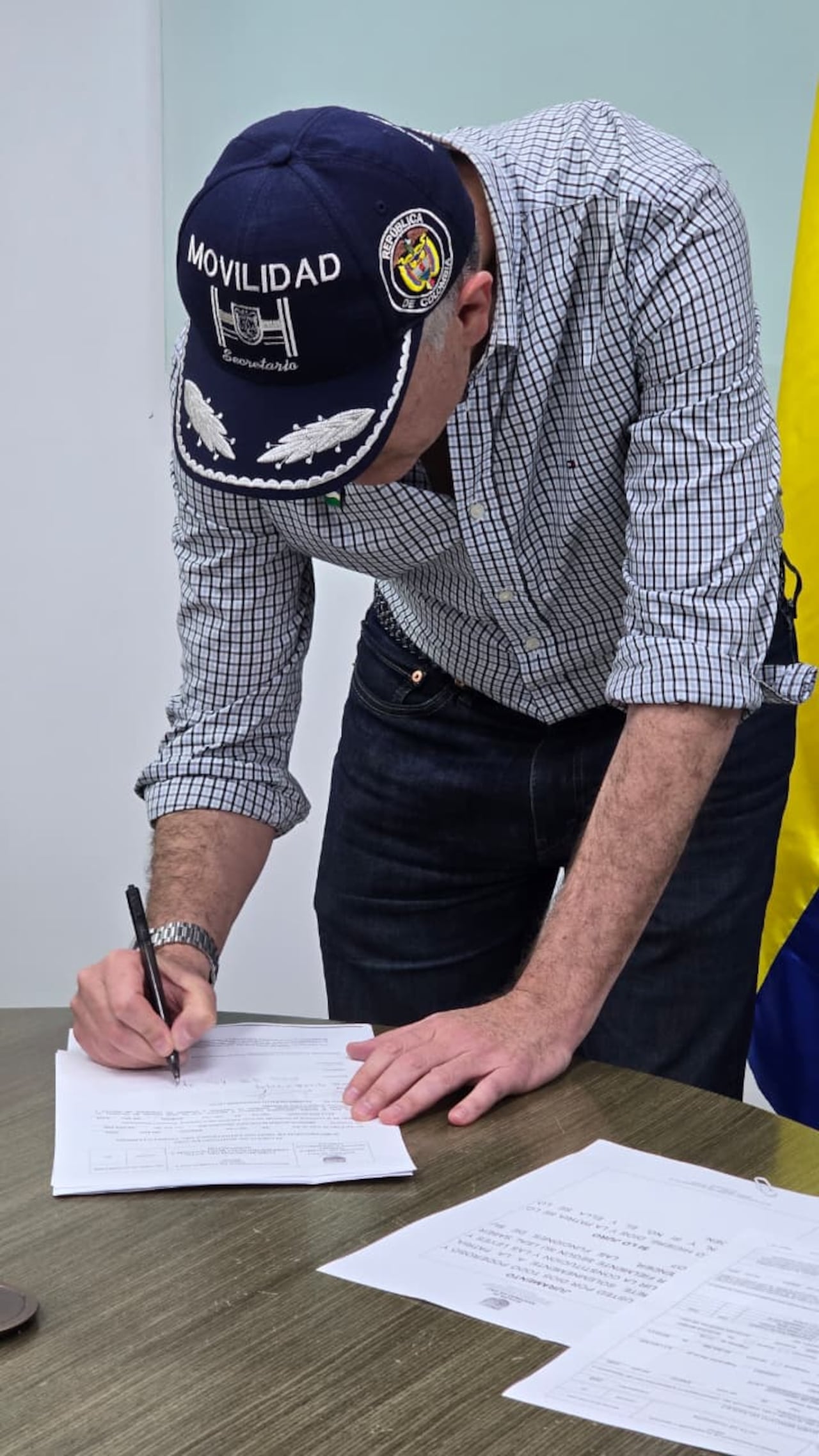 Coronel Sergio Javier Moncayo firma el acta de posesión: foto suministrada por la Alcaldía de Cali.