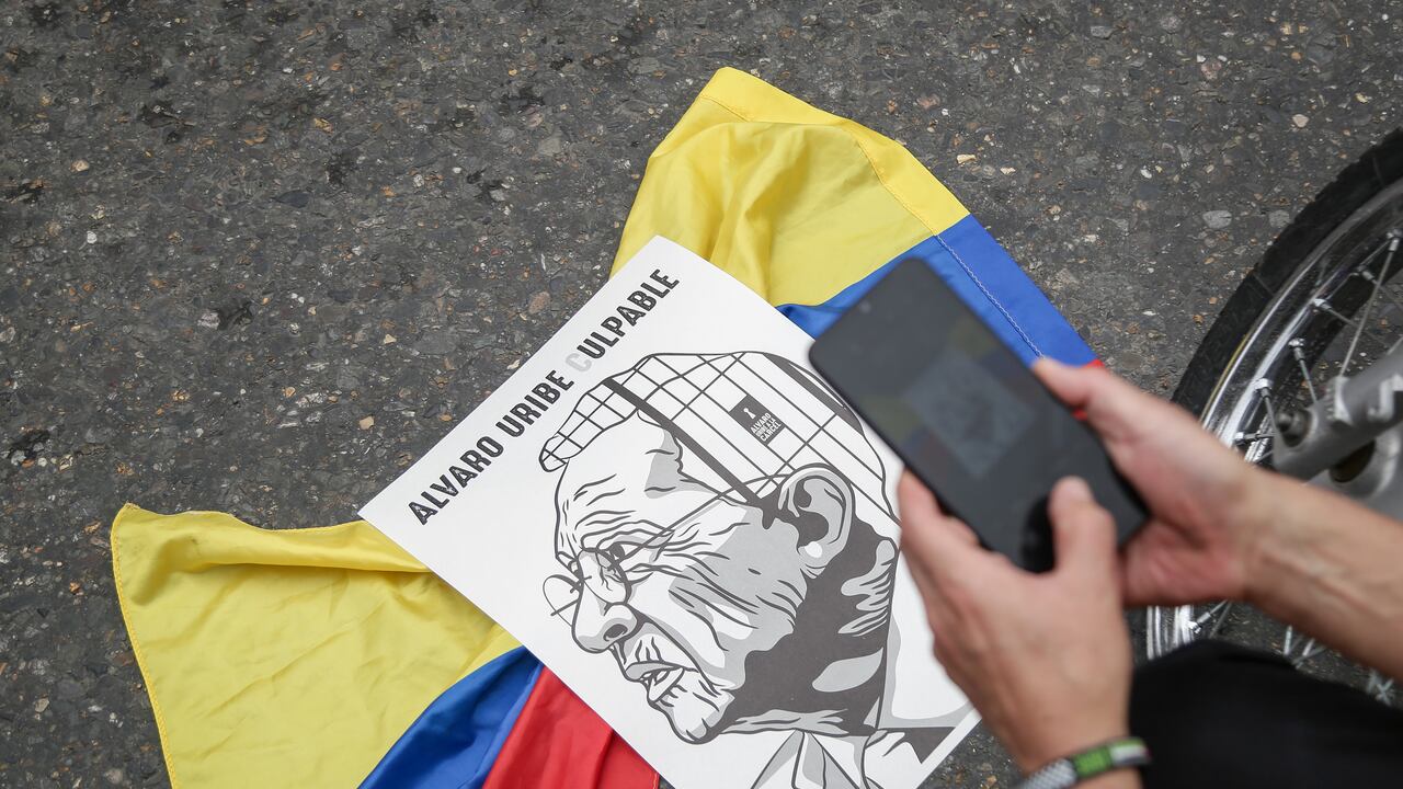 Bogotá, Julio 28 de 2025. Sobre la calle 45 con carrera Séptima, un grupo de personas se reúne para escuchar la decisión en el proceso contra el expresidente Álvaro Uribe Vélez, quien asistió de manera virtual al juicio que enfrenta por la presunta manipulación de testigos. (Colprensa-Catalina Olaya)