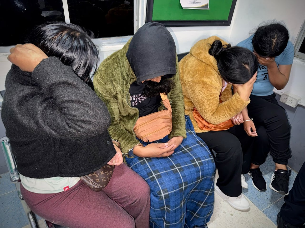 Las cuatro ciudadanas ecuatorianas serán presentadas ante un juez de control de garantías para que la Fiscalía les adelante la imputación por el delito de tráfico de municiones, de ahí que existe la posibilidad de que sean enviadas a la cárcel.