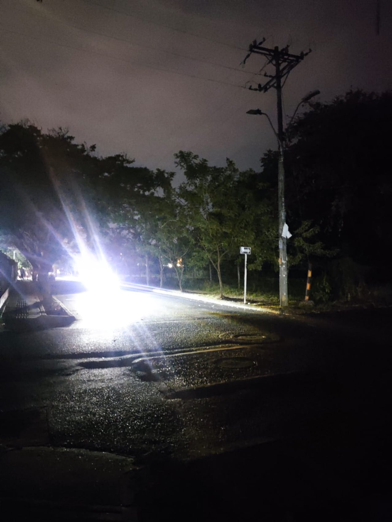 La zona verde ubicada junto a la Calle 50 queda con escasa visibilidad durante las horas de la noche.