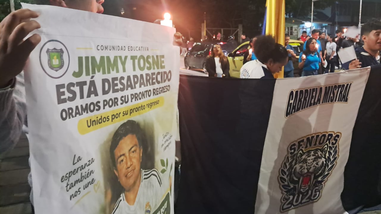 Un llamado por la protección de los menores. Durante la velatón, la comunidad pidió acciones urgentes para encontrar al estudiante y reiteró la importancia de proteger a niños, niñas y adolescentes frente a cualquier forma de violencia o reclutamiento forzado.
