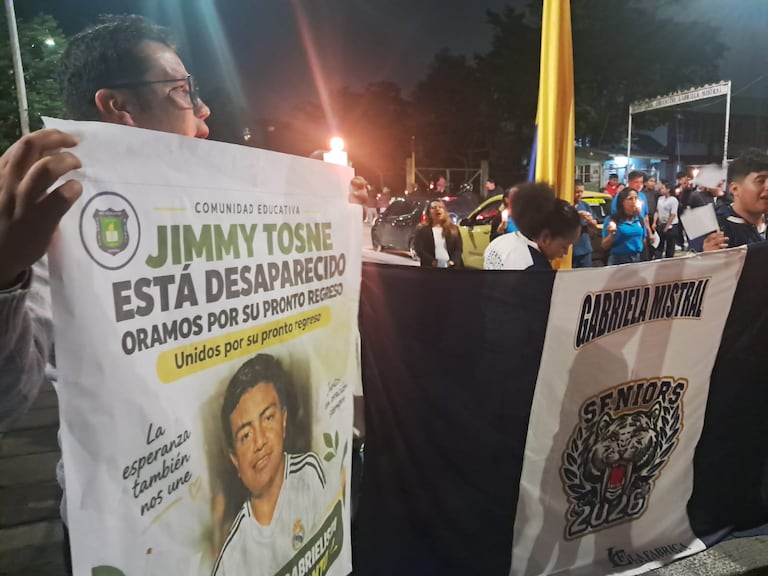 Un llamado por la protección de los menores. Durante la velatón, la comunidad pidió acciones urgentes para encontrar al estudiante y reiteró la importancia de proteger a niños, niñas y adolescentes frente a cualquier forma de violencia o reclutamiento forzado.
