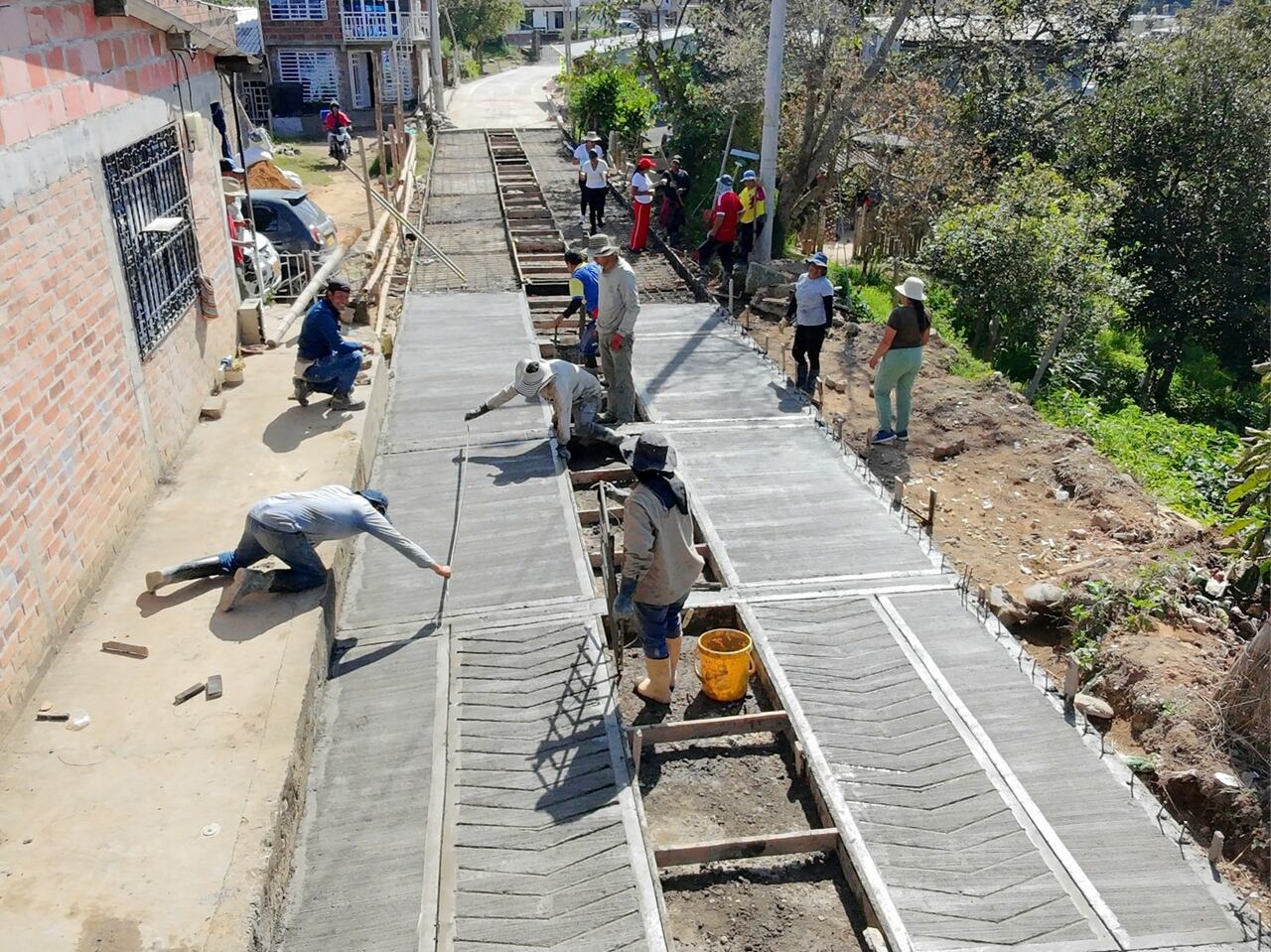Los pobladores de esta vereda incluso participaron en la construcción de esta placa huella, muestra del compromiso con su comunidad.
