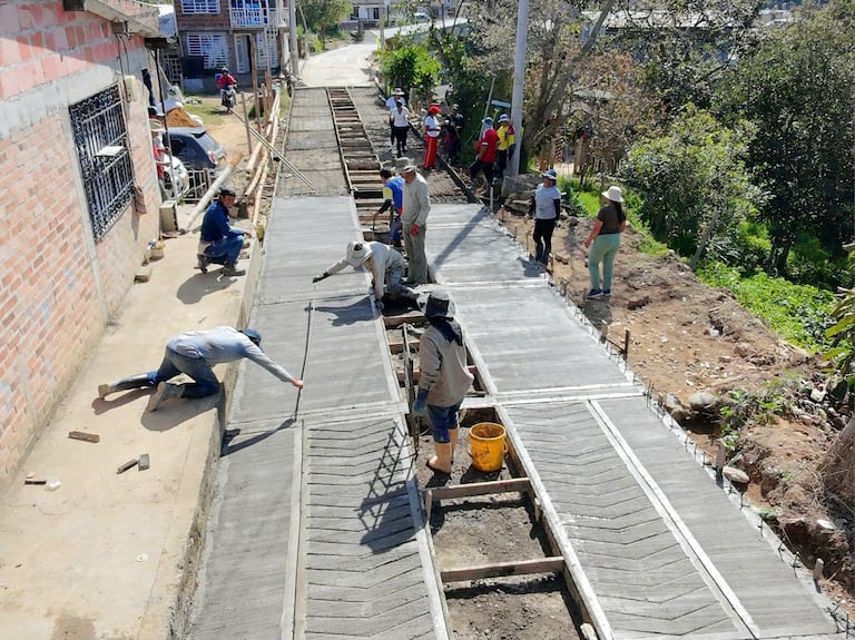 Los pobladores de esta vereda incluso participaron en la construcción de esta placa huella, muestra del compromiso con su comunidad.