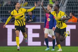 El delantero guineano #09 del Dortmund, Serhou Guirassy (D), celebra el primer gol desde el punto de penalti con su compañero de equipo, el defensor argelino.