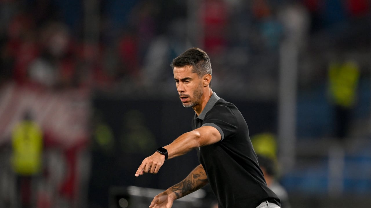 El técnico argentino del Alianza Atlético, Federico Urciuoli, gesticula durante el partido de la fase de grupos de la Copa Sudamericana entre el América de Cali de Colombia y el Alianza Atlético de Perú en el estadio Pascual Guerrero de Cali, Valle del Cauca, Colombia, el 15 de abril de 2026. (Foto de JOAQUIN SARMIENTO / AFP)