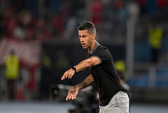 El técnico argentino del Alianza Atlético, Federico Urciuoli, gesticula durante el partido de la fase de grupos de la Copa Sudamericana entre el América de Cali de Colombia y el Alianza Atlético de Perú en el estadio Pascual Guerrero de Cali, Valle del Cauca, Colombia, el 15 de abril de 2026. (Foto de JOAQUIN SARMIENTO / AFP)