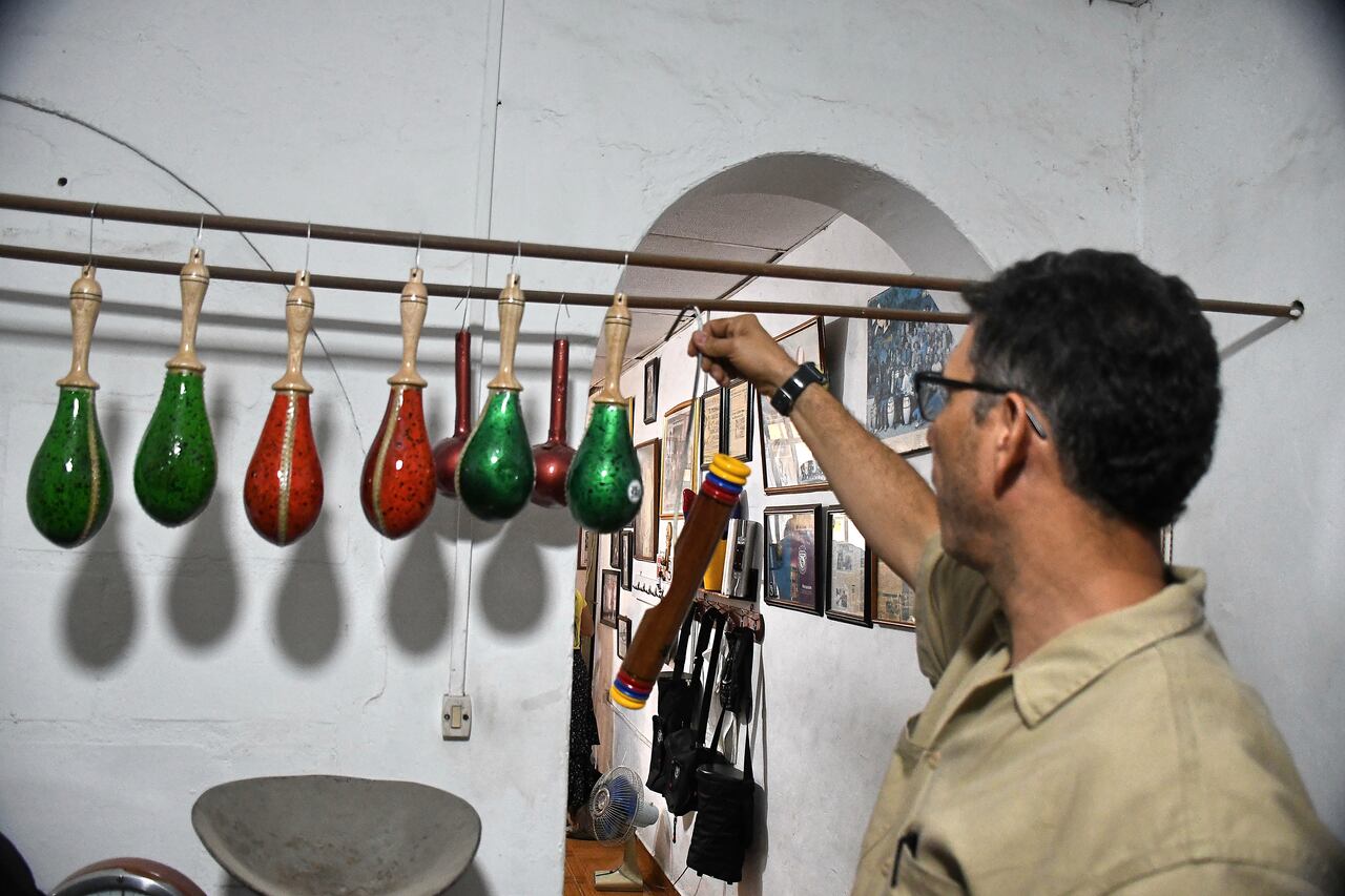 Héctor Rocha "El Piernas", instrumentos musicales El Piernas, HR.