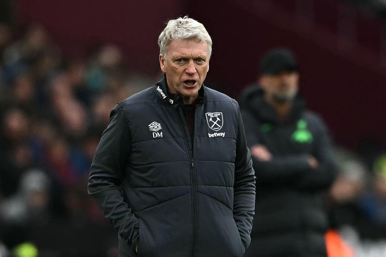 A la derecha, en la indumentaria de David Moyes, se observa el escudo del West Ham United.