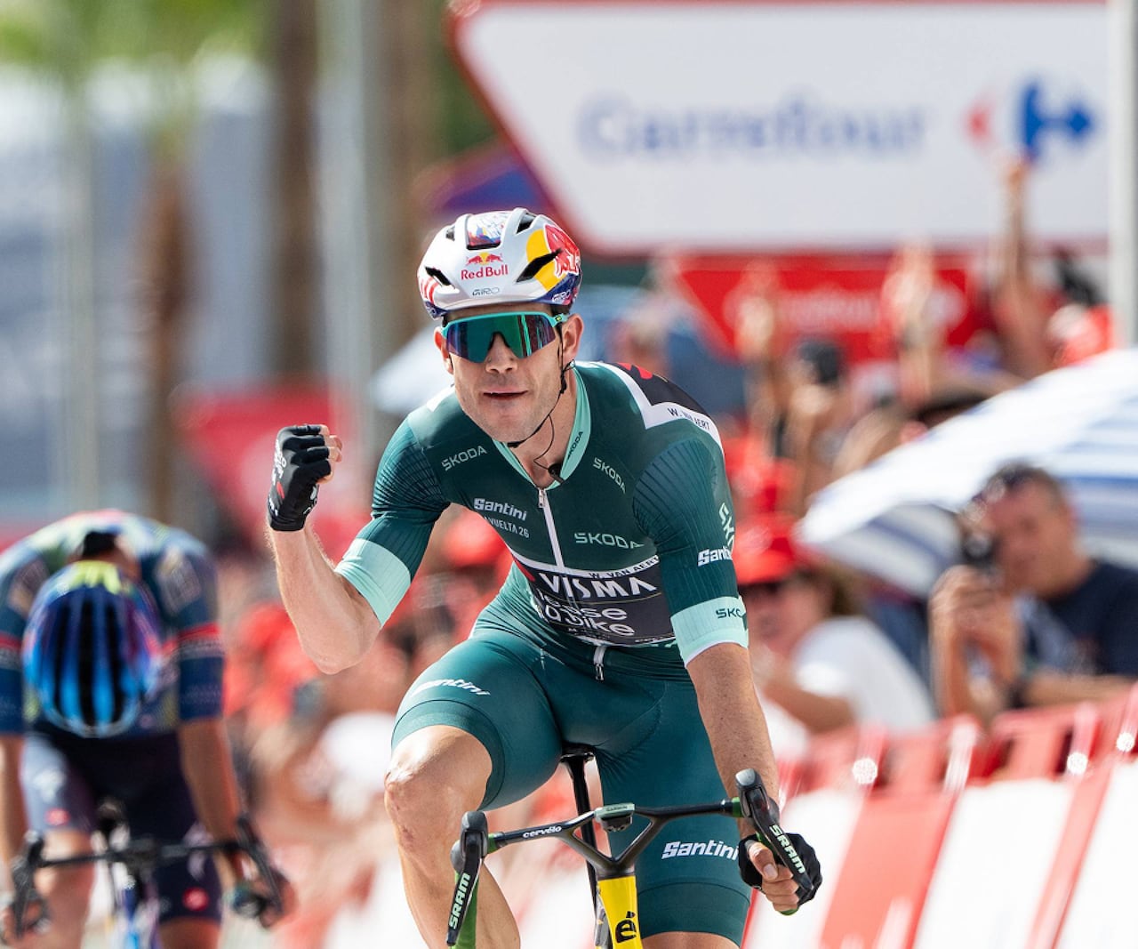 Wout Van Aert celebra tras cruzar de primero la línea de meta de la etapa 13 de la vuelta a España 2026.