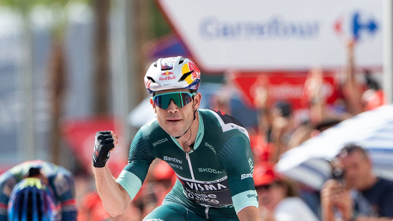 Wout Van Aert celebra tras cruzar de primero la línea de meta de la etapa 13 de la vuelta a España 2026.