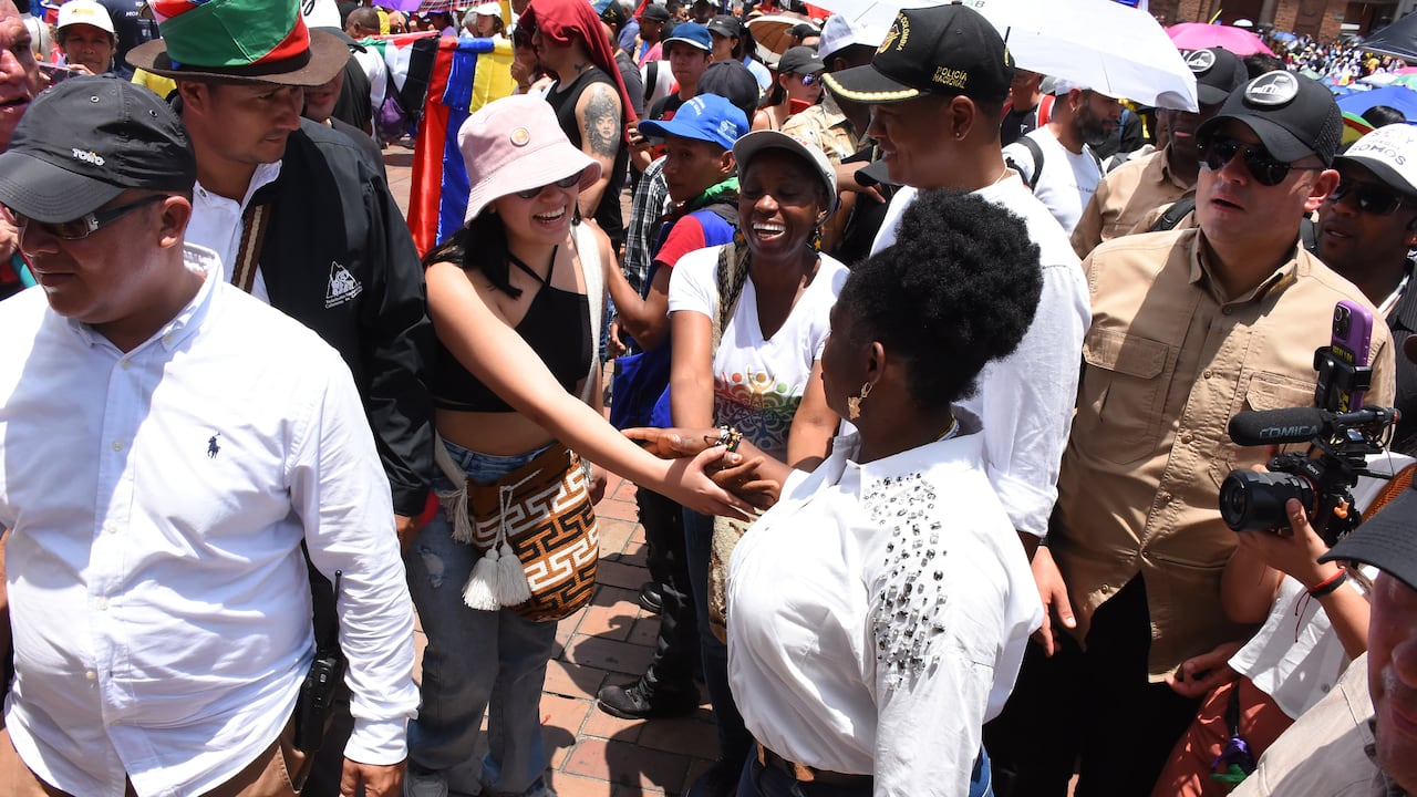 A su llegada a la Plazoleta de San Francisco, Francia Márquez saluda a manifestantes.