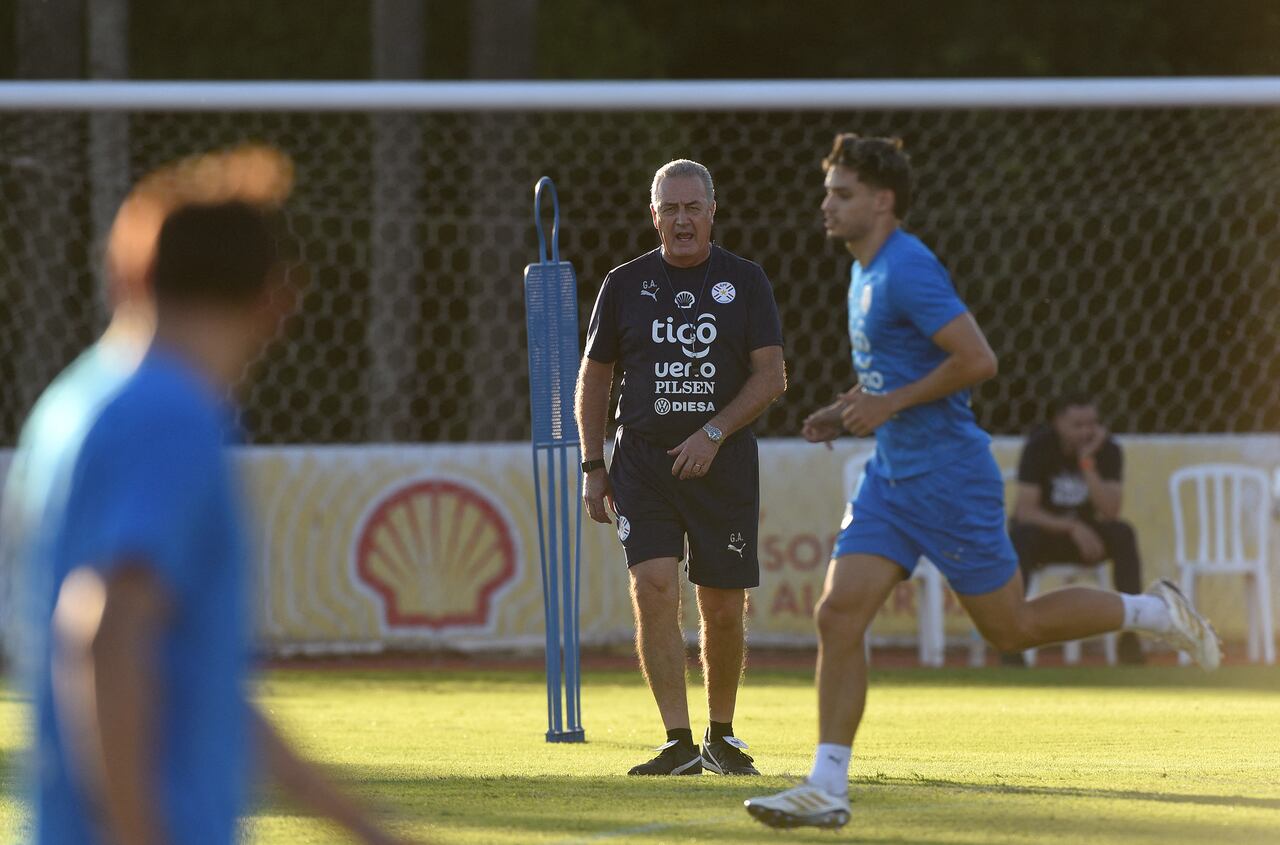Gustavo Alfaro DT de Paraguay