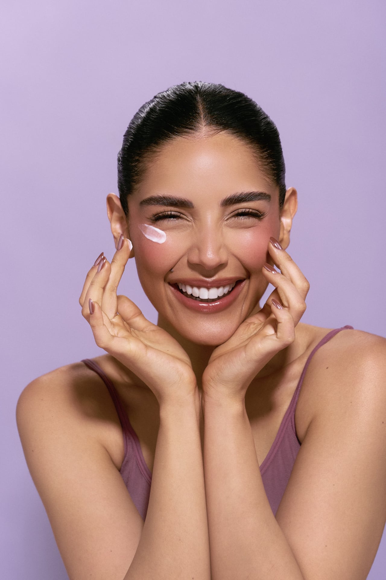 Así como tomarse una taza de café revitaliza y da energía, al usarse en la cosmética, renueva y da vida a la piel tanto del rostro, como del cuero cabelludo. Reduce las señales de estrés y cansancio.