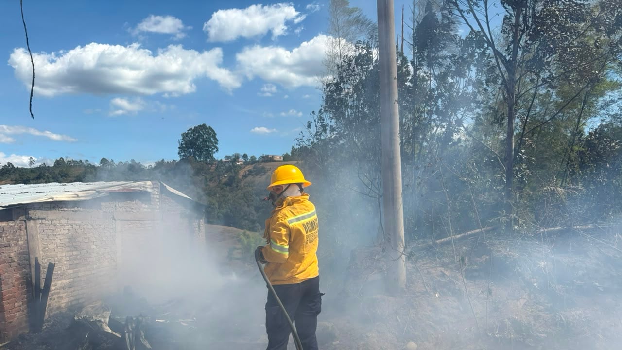 Personal bomberil y miembros del grupo scout de emergencia despliegan mangueras para refrigerar con agua el área afectada en el sector de Pueblillo, logrando proteger viviendas aledañas y líneas de energía.