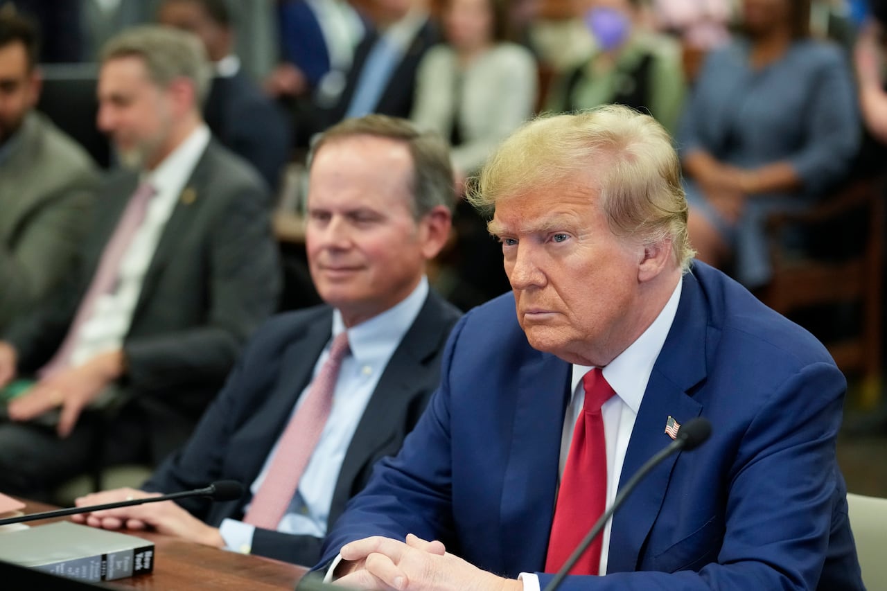 El expresidente Donald Trump se sienta en la sala del tribunal antes del inicio de los argumentos finales de su juicio civil por fraude empresarial en la Corte Suprema de Nueva York, el jueves 11 de enero de 2024
