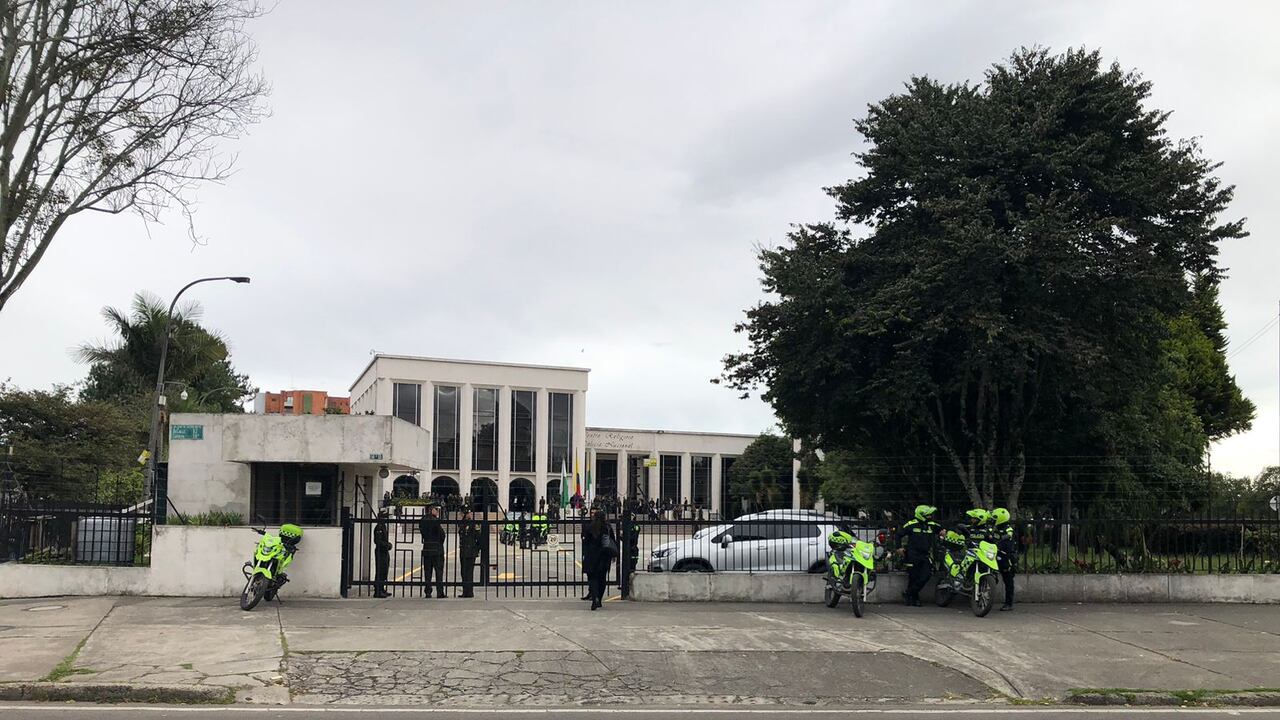 Las honras fúnebres del uniformado se llevan a cabo en el complejo religioso de la Policía Nacional, en Bogotá.