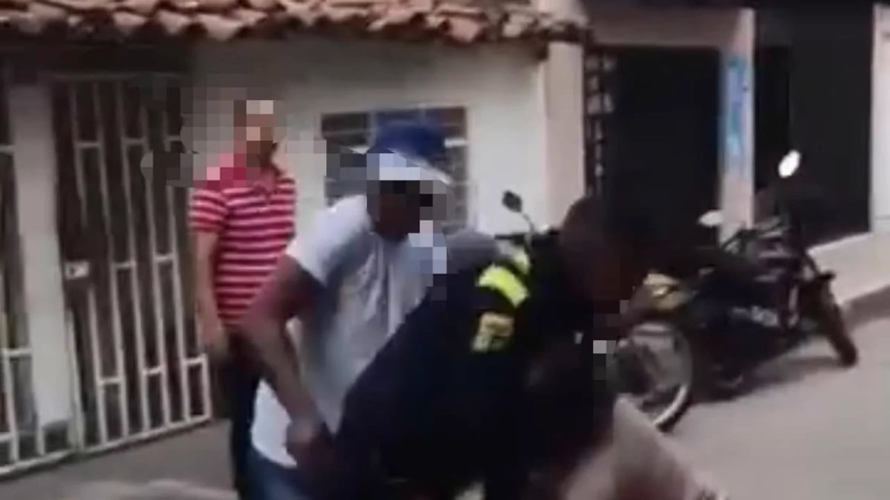 En videos grabados por la comunidad se observa el momento exacto en que varios ciudadanos agreden a los uniformados en vía pública.