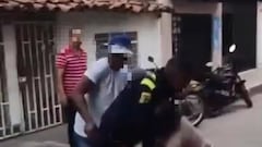 En videos grabados por la comunidad se observa el momento exacto en que varios ciudadanos agreden a los uniformados en vía pública.