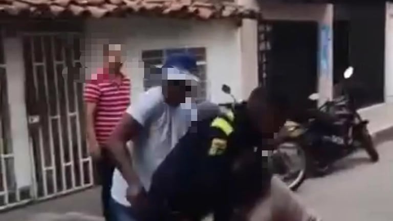 En videos grabados por la comunidad se observa el momento exacto en que varios ciudadanos agreden a los uniformados en vía pública.