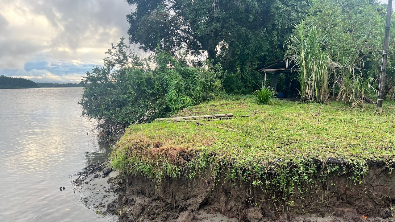 Habitantes de Cantil protestan por la negligencia de las autoridades ante erosión de la vereda.