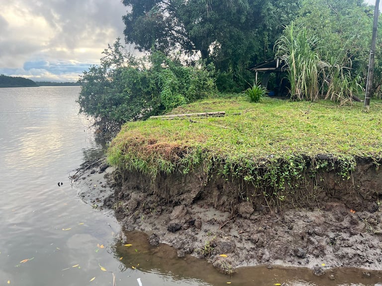 Habitantes de Cantil protestan por la negligencia de las autoridades ante erosión de la vereda.