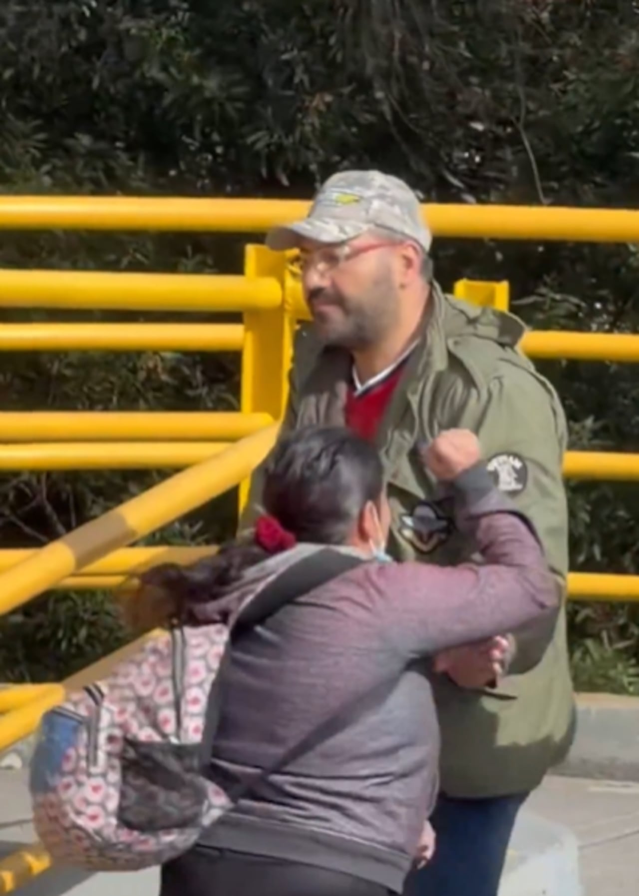 La mujer habría atacado a varios de los asistentes.