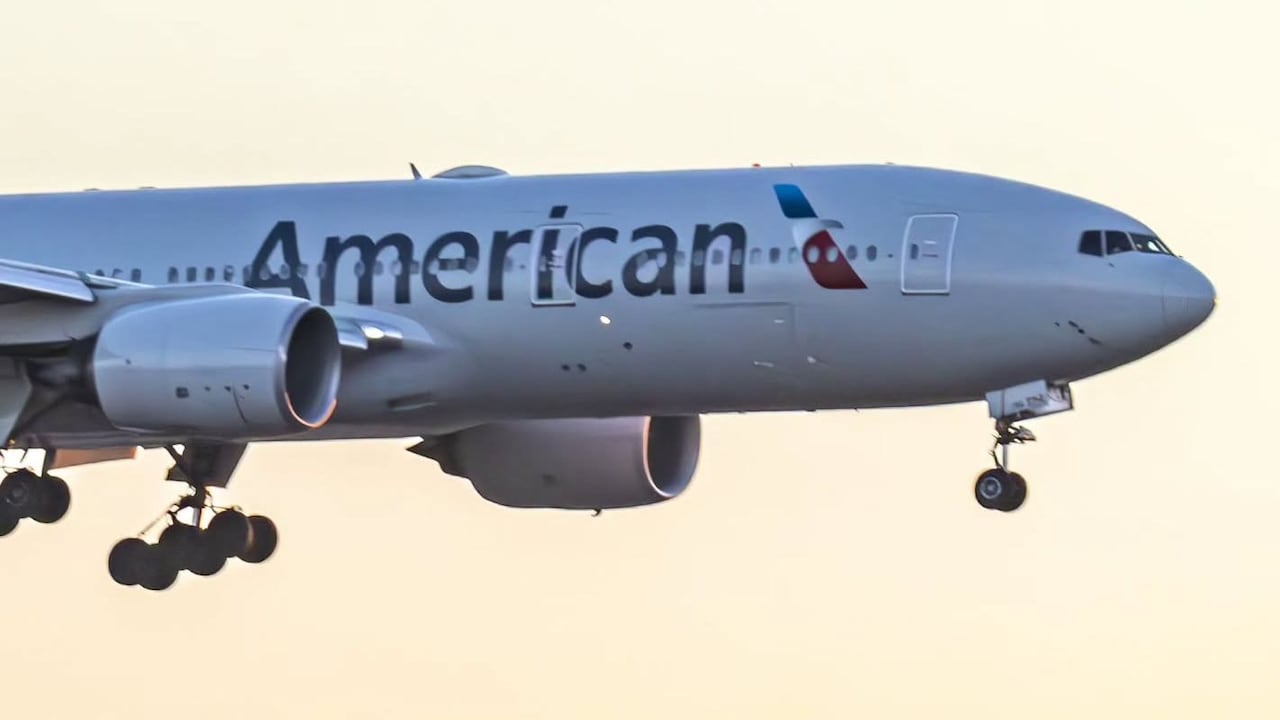 El vuelo AA923, operado en un Boeing 737 MAX 8, había despegado desde el Aeropuerto Internacional José María Córdova en Rionegro, Antioquia.