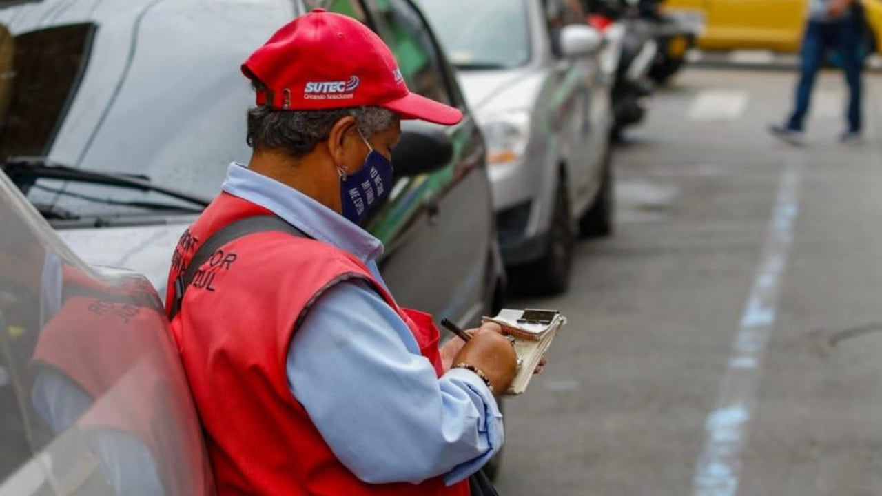 Estos lugares están regulados por más de 80 colaboradores, quienes se encargan de recaudar el dinero por la utilización del espacio público